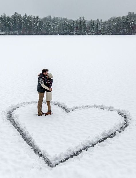 God Couple, Winter Couple Pictures, Couple Photography Winter, Winter Engagement Photos Outfits, Snow Engagement Photos, Winter Engagement Pictures, Snow Photoshoot, Cute Engagement Photos, Winter Schnee