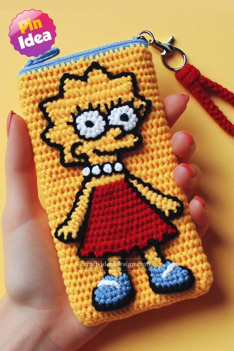 This adorable Lisa Simpson crochet phone pouch is a fun and functional accessory for fans of "The Simpsons." Crochet Phone Pouch, Detailed Crochet, Pouch Craft, Crochet Design, Phone Pouch, Functional Accessories, Crafts Ideas, Crochet Accessories, The Simpsons