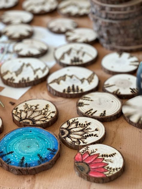 Small Wooden Ornaments, Autumn Crafts Adults, Wood Burning For Kids, Wood Burning Projects To Sell, Wood Burned Ornament, Tree Slices Ideas Diy Projects, Wood Burned Christmas Ornaments, Diy Gifts Wood, Wood Burning Christmas Ornaments