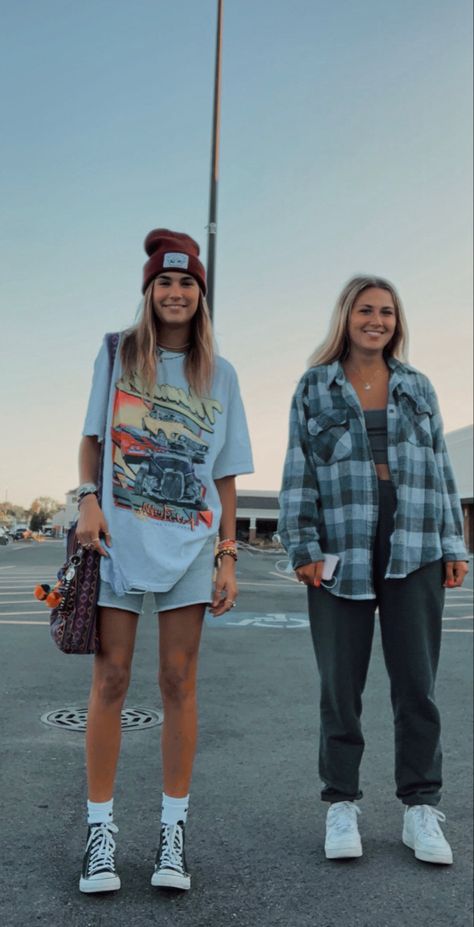 Skater Woman Outfits, Surfer Grunge Outfits, Five Panel Hat Women, Casual Surfer Style, Women’s Skater Style, Women Skater Style, Female Hipster Outfits, Activewear Aesthetic Casual, Boho Skater Aesthetic