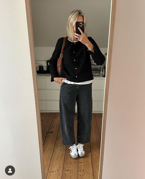 Casual Slacks Outfit Street Style, Black Trouser Outfit, Celine Bracelet, Samba Adidas, Street Style Outfits Casual, Casual Outfits For Women, Job Clothes, Barrel Jeans, Jeans Outfit Fall