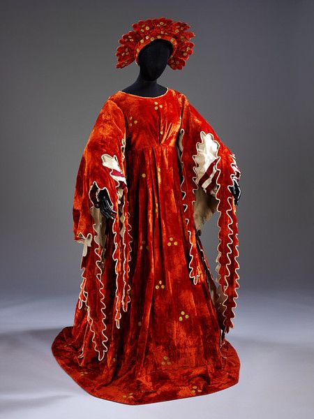 Costume for 'Prince's Mother' in Swan Lake, designed by Alexandre Golovine, Moscow 1901. Romeo And Juliet Costumes, Motif Soutache, Fancy Costumes, Theatre Costumes, Ballet Costumes, Stage Costume, Movie Costumes, Swan Lake, Historical Dresses