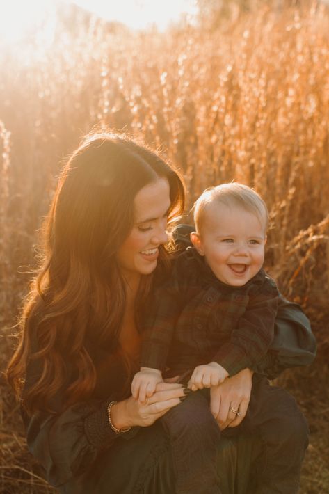 Wanting to capture special moments with your family? Here are some amazing poses that are great for young kids and couples! 

The blue and green outfits are perfect for the winter and would make great Christmas cards!! 

#familyphotos #babypictures #poseinspo #photoinspo #photoshoot #coupleposes #pompousgrass #fieldpictures #lakephotos Family Photos Outside Winter, Country Fall Family Photos, Winter Woods Family Photoshoot, Fall Family Photos Family Of Three, Family Photos Winter Outdoor, Young Couple With Baby, Mommy And Me Outdoor Photo Shoot, Parents And Toddler Photoshoot, Couple And Baby Photography