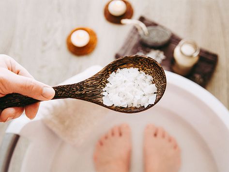 Epsom Salt Bath: Uses, Benefits, and Risks Foot Detox Soak, Epsom Salt Benefits, Diy Foot Soak, Foot Soak Recipe, Magnesium Flakes, Diy Detox, Epsom Salt Bath, Detox Bath, Athletes Foot