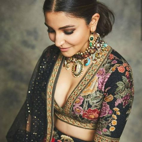 Virat Kohli And Anushka, Saree Blouse Neck Designs, Designer Saree Blouse Patterns, Lehenga Blouse, Unique Blouse, Anushka Sharma, Stylish Blouse, Blouse Design Models, Indian Designer Outfits