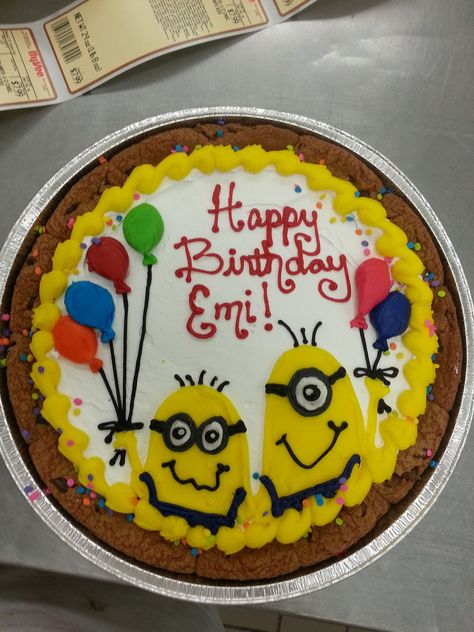 Minion Cookie Cake, Minion Cookies, Cookie Cake Designs, Birthday Sheet Cakes, Cake Girl, Cookie Cakes, Big Cookie, Cookie Cake Recipe, Sheet Cakes