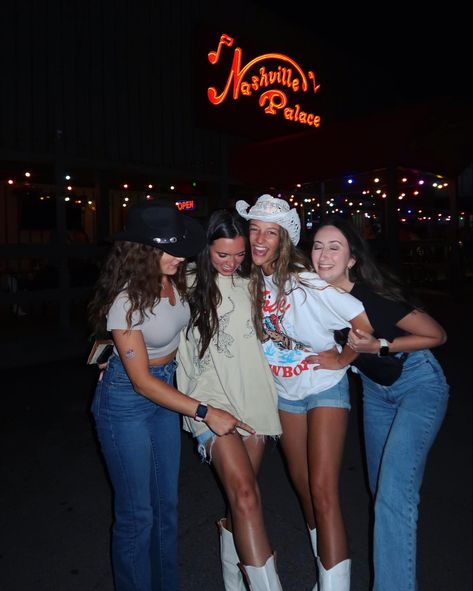 Nashville Group Pictures, Country Festival Aesthetic, Nashville Instagram Pictures, Nashville Photo Ideas, Nashville Picture Ideas, Nashville Tennessee Outfits, Nashville Pics, Nashville Aesthetic, Country Girl Aesthetic