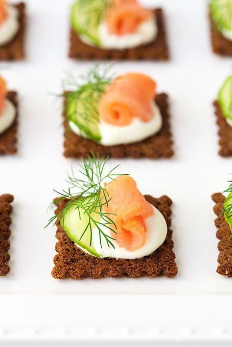 Savory Canapes, Wedding Canapés, Valentines Recipe, Christmas Canapés, Goat Cheese Mousse, Cucumber Goat Cheese, Smoked Salmon Canapes, Salmon Canapes, Rye Crackers