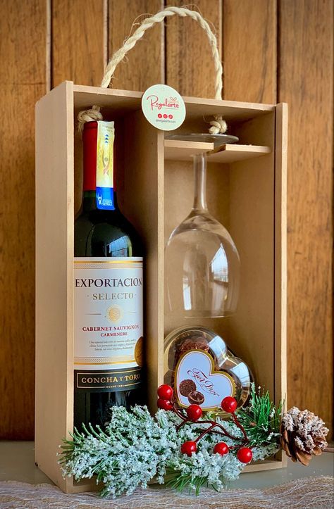 Vinocopachocolates y caja MDF con tapa. Mdf Creative Ideas, Diy Wine Box Ideas, Christmas Chocolate Boxes Gift Ideas, Wine Box Ideas Gift, Wine Box Ideas, Ideas Para Vender En Navidad, Employee Gift Ideas, Positive Work Culture, Wine Gift Box Ideas