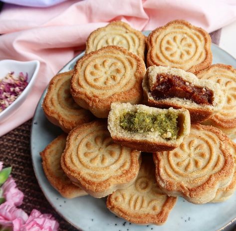 Maamoul Cookies, Maamoul Recipe, Jordanian Food, Mooncake Recipe, حلويات عربية, Moroccan Cooking, Arabic Sweets, Lebanese Recipes, Cookie Mix