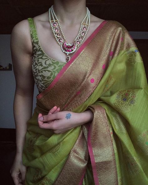 Green Silk saree Saree Styling, Sleeveless Blouse Designs, Indian Fashion Trends, Indian Saree Blouses Designs, Silk Saree Blouse Designs, Indian Fashion Saree, Blouse Designs Silk, Elegant Blouse Designs, Indian Dresses Traditional