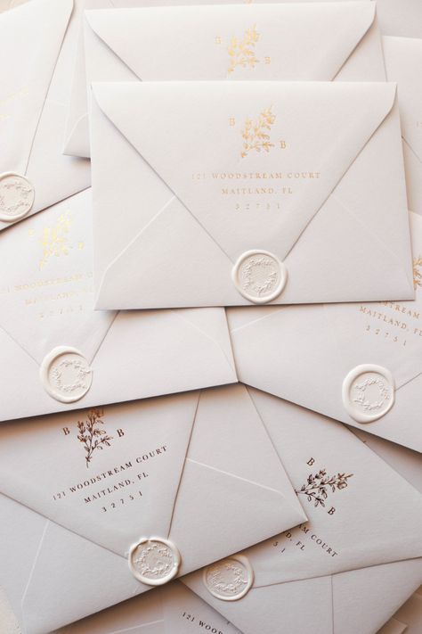 Wedding Envelopes Design, Pretty Stationery, 카드 디자인, Invitation Inspiration, Gold Wedding Invitations, Wedding Organization, Wedding Envelopes, Invitation Envelopes, Wedding Calligraphy