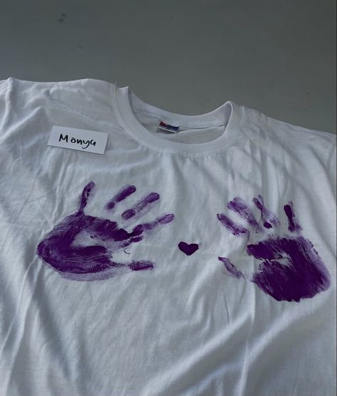 Shirt With Handprints On Chest, Hand Print Shirt Couple, Couple Tshirt Painting Ideas, Hand Print On Shirt, Diy Kiss Tshirt, T Shirt Hand Painting Ideas, Tshirt For Boyfriend Gift Ideas, Hand Print Shirt, Handprint Shirt