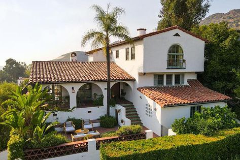 California House Exterior Los Angeles, Columbian Style House, Mexican Style Bloxburg House, La Homes Exterior, Hispanic Style Home, California Spanish Style Homes, Mexican House Exterior, Old Spanish Style Homes, Spanish Style Home Exterior