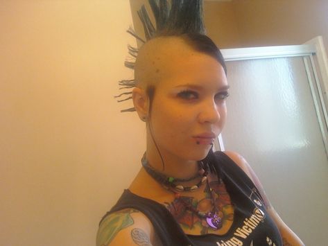 0925021153 - Mohawks Rock Chelsea Mohawk, Mohawk Hair, Rock Sign, Mohawks, Mohawk Hairstyles, The Martian, Punk Rock, Chelsea, Choker Necklace