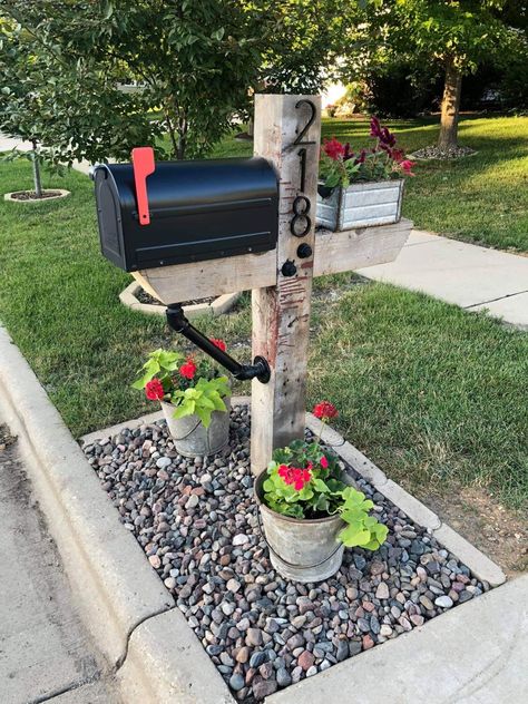 Michigan Farmhouse, Yard Flower Bed Ideas, Front Yard Flower Bed Ideas, Porch Projects, Mailbox Flower Bed Ideas, Front Yard Flower Bed, Mailbox Planter, Mailbox Flowers, Landscape Ideas Front Yard Curb Appeal