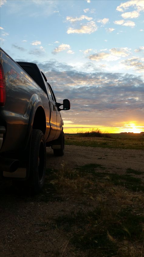 This is a picture of my truck and the sunset at about 5:30 in the morning Atv Senior Pictures, Aesthetic Truck Pictures, Black Pickup Truck Aesthetic, Big Truck Aesthetic, Country Truck Aesthetic, Truck Pics, American Pickup Trucks, Country Trucks, Truck Photos