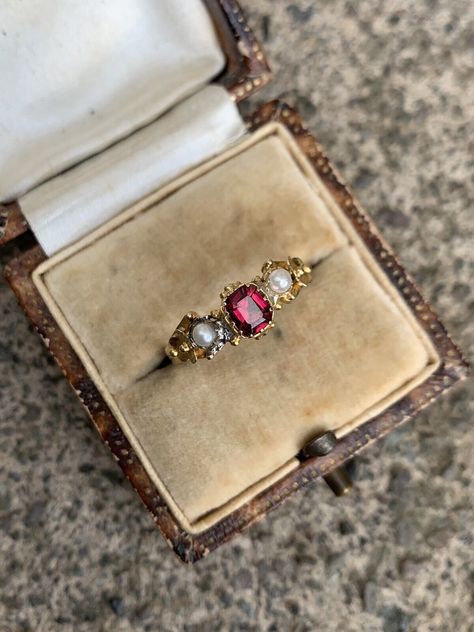 Victorian Yellow Gold Garnet and Pearl Sweet Flower Sides Ring Art Deco Engagement Ring Ruby, Victorian Wedding Ring, Pearl Wedding Bands, Garnet And Pearl, Antique Emerald Ring, Garnet Wedding Rings, Antique Rings Victorian, Garnet Ring Vintage, Medieval Rings