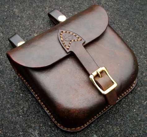 Awesome tutorial for a molded leather bag. Would be a great saddle bag Leather Working Projects, Leather Bag Tutorial, Leather Tutorial, Leather Belt Pouch, Self Taught, Leather Carving, Bag Tutorial, Leather Belt Bag, Sewing Leather