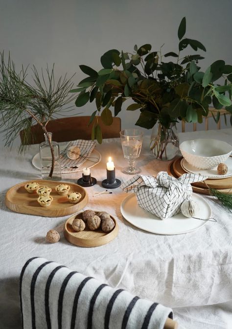 A simple Christmas table with foraged greenery and natural materials - Christmas table styling with Carl Hansen & Son's wooden accessories and fabric wrapped presents - Scandinavian Christmas table White Tablecloth Christmas Table, Christmas Table Minimalist, Serving Table Decor, Scandinavian Table Decor, Scandinavian Table Setting, Iconic Furniture Design, Scandinavian Table, Simple Table Settings, Cosy Christmas