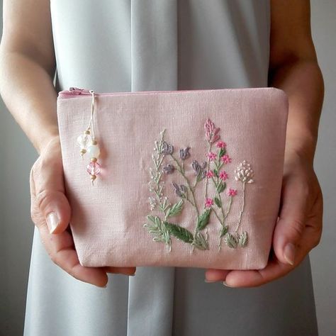 فن النسيج, Handmade Fabric Bags, Diy Embroidery Designs, Embroidery Tshirt, Hand Embroidery Patterns Flowers, Floral Embroidery Patterns, Women Purse, Pola Sulam, Hand Embroidery Projects