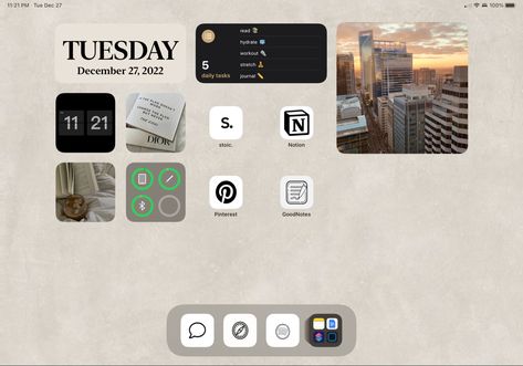 Ipad Homescreen Ideas Simple, Layouts Homescreen, Ipad Setup Homescreen, Organize Ipad, Homescreen Ideas Simple, Ipad Homescreen Ideas, Aesthetic Ipad Wallpaper, Ipad Customization, Ipad Setup