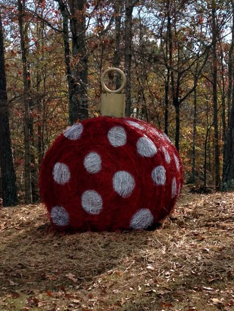 Fall Painted Hay Bale Ideas, Painted Hay Bales Christmas, Christmas Bales Hay, Haybale Christmas Ideas, Round Hay Bale Decorating Ideas Christmas, Hay Bale Decorating Ideas Christmas, Hay Bale Christmas Ideas, Hay Bale Christmas Decor, Hay Bale Christmas Tree