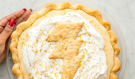 Harry Potter's Butterbeer Pie Is Only For The True HP FansDelish Butterbeer Pie Recipe, Butterbeer Cake, Harry Potter Butter Beer, Butterbeer Recipe, Butter Beer, Thanksgiving Pies, Fresh Bread, Pie Dessert, Healthy Dessert