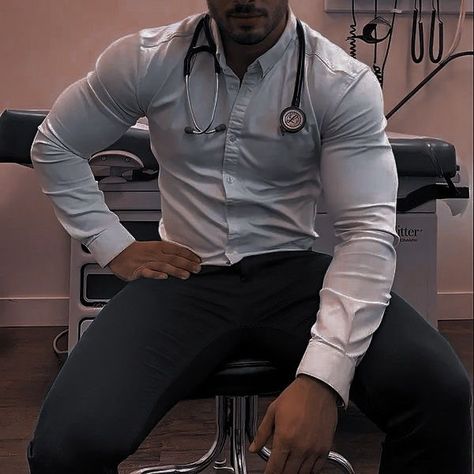 Ryle Kincaid, Buff Guys, Aesthetic Doctor, Doctor Outfit, Male Doctor, Friend Book, Best Mens Fashion, It Ends With Us, Medical Aesthetic