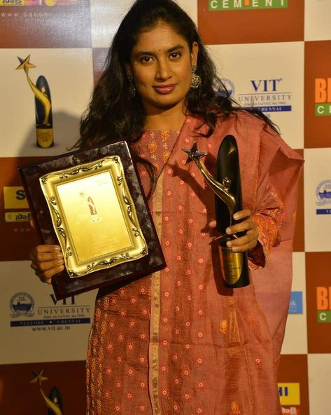 Mitali Raj, Mithali Raj, Cricket Videos, Cricket Balls, Test Cricket, Excellence Award, Cricket Bat, Virat Kohli, Saree