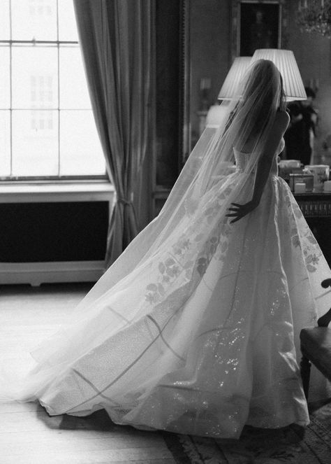 Wedding Photos Ballgown, Bride Veil Photos, French Riviera Wedding, Runaway Bride, Provence Wedding, Wedding Picture Poses, Wedding Photography Styles, Bay Wedding, France Wedding