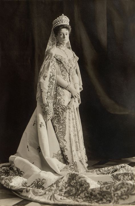 Empress Alexandra Feodorovna of Russia, formerly Princess Alix of Hesse (1872 - 1918) Empress Alexandra, Queen Victoria Prince Albert, Alexandra Of Denmark, Alexandra Feodorovna, Queen Alexandra, Tsar Nicholas Ii, Court Dresses, Tsar Nicholas, Cecil Beaton