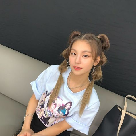 ITZY-YEJI Instagram @itzy.all.in.us Kpop Hair, Fair Skin, Blonde Hair Color, Girl Icons, Kpop Girl Groups, Korean Girl, Bangkok, Cute Hairstyles, Girl Hairstyles