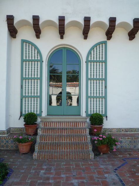 1920s Spanish Revival Casa del Herrerro, Santa Barbara, California Mission Revival Homes, Mexican Backyard, Spanish Style Home Exterior, Hacienda House, Spanish Exterior, Spanish Revival Home, Spanish Hacienda, Spanish Bungalow, Door Colors