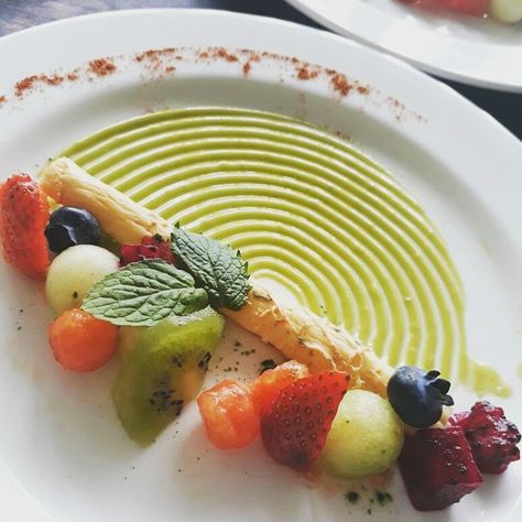 Fruit Salad Plating, Salad Plating, Appetizer Fruit, Salad Presentation, Gourmet Food Plating, Plating Ideas, Dessert Plating, Plated Desserts, Mixed Fruit