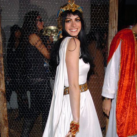 18 Simple Halloween Costumes That Start With a White Dress Cleopatra Halloween Costume, Cleopatra Halloween, White Halloween Costumes, Annual Halloween Party, Celebrity Costumes, Diy Halloween Costumes For Women, Goddess Costume, Black Halloween Dress, Celebrity Halloween Costumes