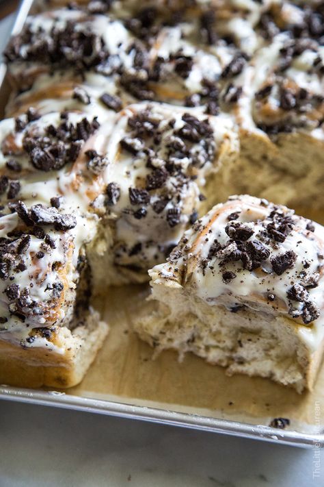 These cookies and cream rolls transform a simple yeasted bread dough into a magical and delicious treat! This cinnamon roll variation is great for special Best Oreo Dessert, Cookies And Cream Cinnamon Rolls, Cream Cinnamon Rolls, Oreo Desserts, Sport Science, Oreo Dessert Recipes, Diy Dessert, Music Garden, Illustration Funny