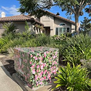 Hide That Utility Box With Our Bush Wrap - Etsy Canada Hide Gas Meter Ideas, Home Childcare, What To Use, Outside Living, Blue Color Schemes, Small Leaf, Curb Appeal, Yard Art, Yard