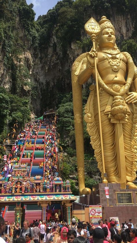 Malaysia Video Travel, Malaysia Video, Batu Caves Malaysia, Kuala Lampur, Hotel Kuala Lumpur, Batu Caves, Bts Army Logo, Holiday Travel Destinations, Malaysia Travel