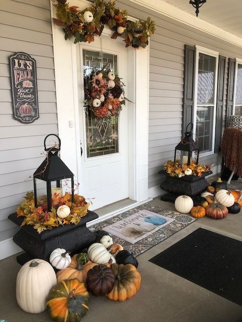 Fall Front Door Decor, Fall Front Porch Ideas, Doorway Decor, Halloween Front Doors, Fall Planters, Fall Front Porch Decor, Halloween Front Porch, Fall Deco, Fall Thanksgiving Decor