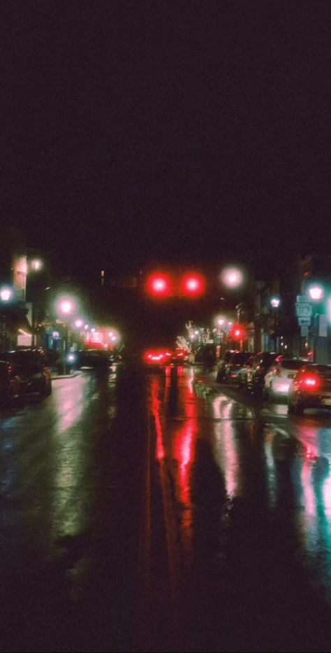 Night time aesthetic Traffic Light Aesthetic Night, Rush Hour Aesthetic, Traffic Lights Aesthetic, Traffic Light Aesthetic, Traffic Aesthetic, Blurred Pics, 90's Photo, Midnight Photography, Night City Aesthetic