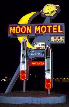 Most excellent neon: Moon Motel :: Howell, NJ Motel Sign, Foto Transfer, Vintage Neon Signs, Water Bed, Neon Nights, Retro Sign, Old Signs, Neon Art, Neon Lighting