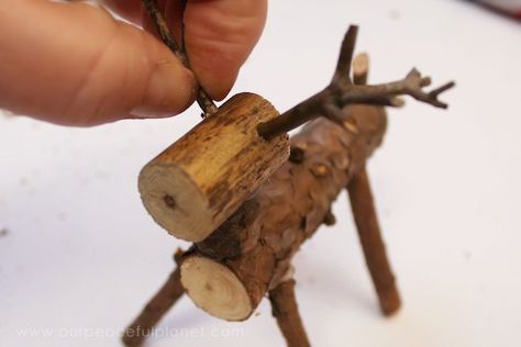 Twigs & Twine Reindeeer Outdoor Wooden Reindeer Diy, Driftwood Reindeer, Reindeer Logs, Twig Reindeer, Salon Christmas, Forest Crafts, Twig Crafts, Acorn Crafts, Reindeer Craft