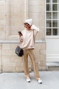 Gold Trousers Outfit, Sequin Trousers Outfits, Gold Trousers, Trousers Outfit Casual, Sequin Trousers, Gold Leggings, Trouser Outfit, Metallic Skirt, Flared Trousers