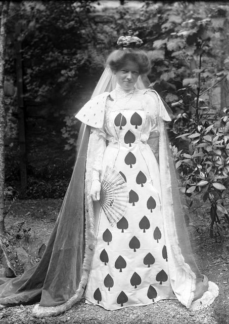 Victorian Fancy Dress, Fancy Dress Ball, Vintage Halloween Costume, Costume Ball, Victorian Costume, Masquerade Costumes, Photo Vintage, Edwardian Fashion, Fancy Dress Costumes