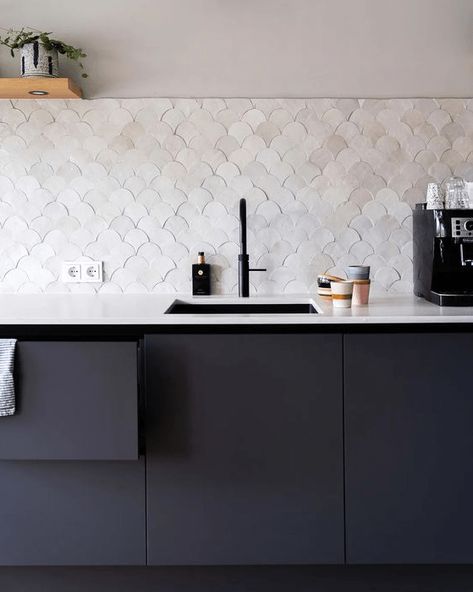 a sleek matte black kitchen with a pearly scallop tile backsplash, a white stone countertop and open shelves Creative Kitchen Backsplash, Matte Black Kitchen, Home Design Diy, Casa Vintage, Scandinavian Kitchen, Kitchen Room Design, Kitchen Inspiration Design, Luxury Kitchens, Black Kitchens