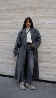 Grey Coat Winter Outfit, Grey Coat Outfit Winter Casual, Grey Winter Coat Outfit, Grey Long Coat Outfit, Coffee Date Outfit Winter, Dark Grey Coat Outfit, Date Outfits Fall, Long Grey Coat Outfit, Gray Coat Outfit