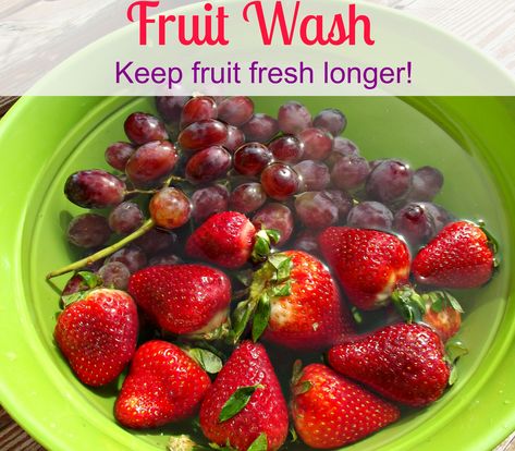 Produce Wash - 3 Parts water to 1 part vinegar. Soak for 15-20 minutes, and then rinse and dry. Makes fruit and vegetables last longer without molding!! Works great and also cleans the fruit and veggies! Washing Grapes With Vinegar, Clean Grapes, Cleaning Fruit, Fruit Wash, Vinegar And Baking Soda, Baking Soda Benefits, Vegetable Basket, Snacks For Work, Food Tips