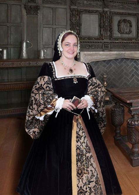 This pic was taken in the Tudor Room at the Minneapolis Institute of Arts. The gown is inspired by a portrait of Katherine Parr and took quite a while to make. Tudor Womens Fashion, Tudors Dress, Patron Costume, Tudors Costumes, Asoiaf Fashion, Medieval Sewing, The Tudors Costumes, Katherine Parr, 1500s Fashion