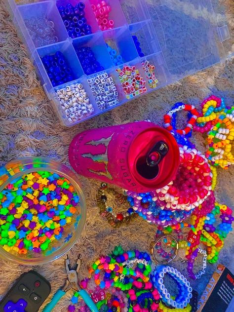 Kandi Aesthetic, Kidcore Kandi, Kidcore Style, Scene Kandi, Indie Kidcore, Kandi Inspo, Aesthetic Neon, Diy Kandi Bracelets, Scene Aesthetic